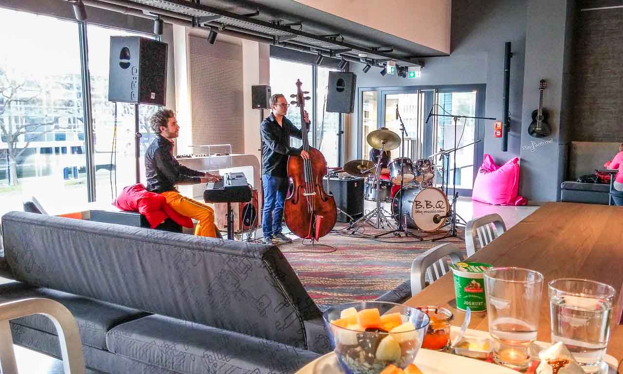 BBQJazz-B.B.Q-Jazz-B.B.Q-Trio-im-ALoft-Hotel-Stuttgart-0711-Jazzbrunch-Brunch-im-Aloft-Muenchen-Frankfurt-Wien-Mailand-Benjamin-Brodbeck-Martin-Schmidt-Jan-Staubach