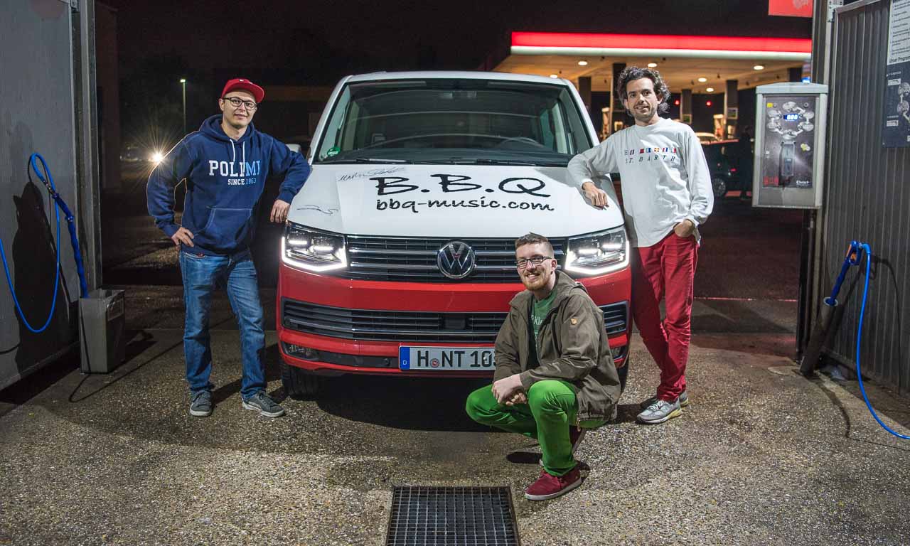 B.B.QJazz-mit-dem-neuen-VW-Bus-T6-auf-dem-Weg-zum-FIMU-in-Belfort-Frankreich-Musicfestival-Benjamin-Brodbeck-Jan-Staubach-Martin-Schmidt-BBQJazz-B.B.Q-bbq-music