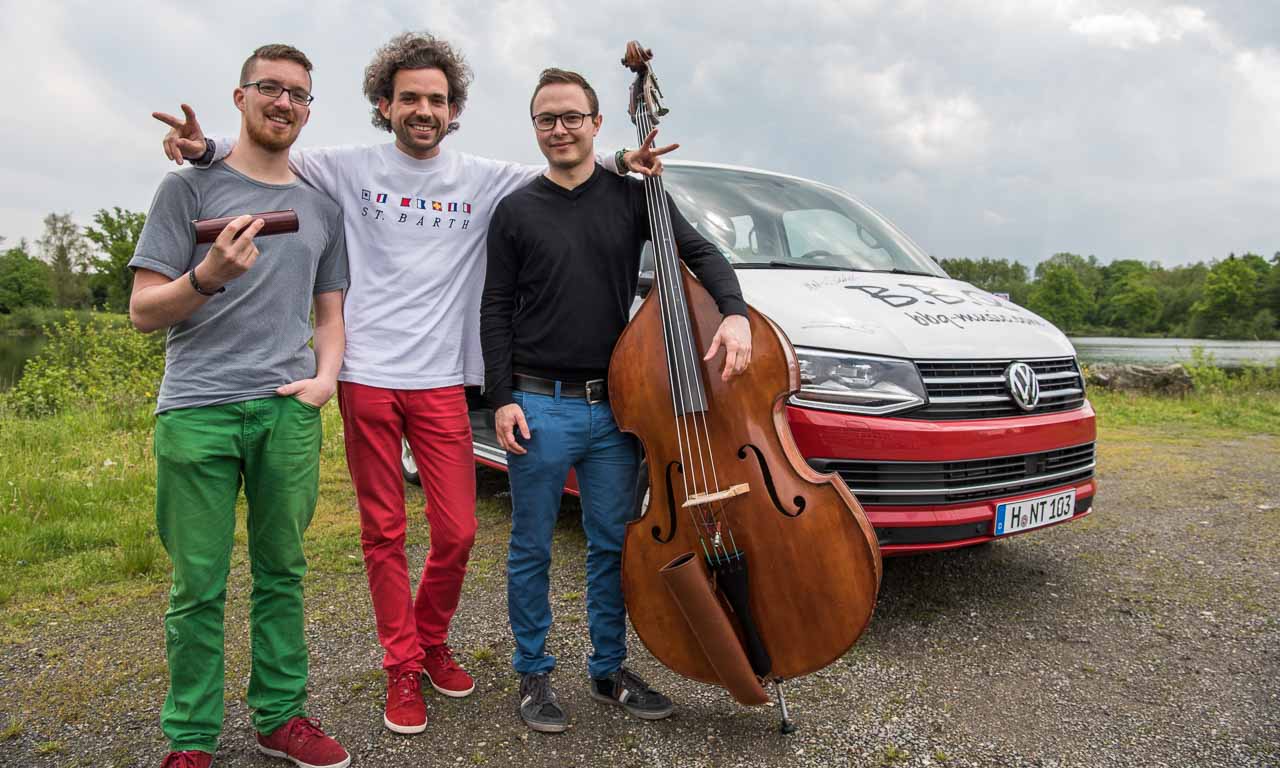 B.B.QJazz-mit-dem-neuen-VW-Bus-T6-auf-dem-Weg-zum-FIMU-in-Belfort-Frankreich-Musicfestival-Benjamin-Brodbeck-Jan-Staubach-Martin-Schmidt-BBQJazz-B.B.Q-bbq-music